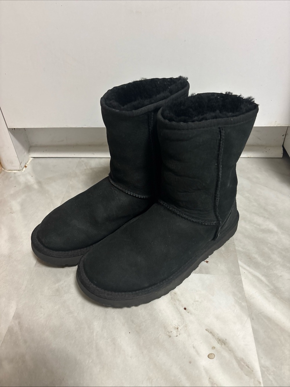 Women's Shoes UGG CLASSIC SHORT Mid-Calf Sheepskin Boots 1016223 BLACK Sz 7 EUC